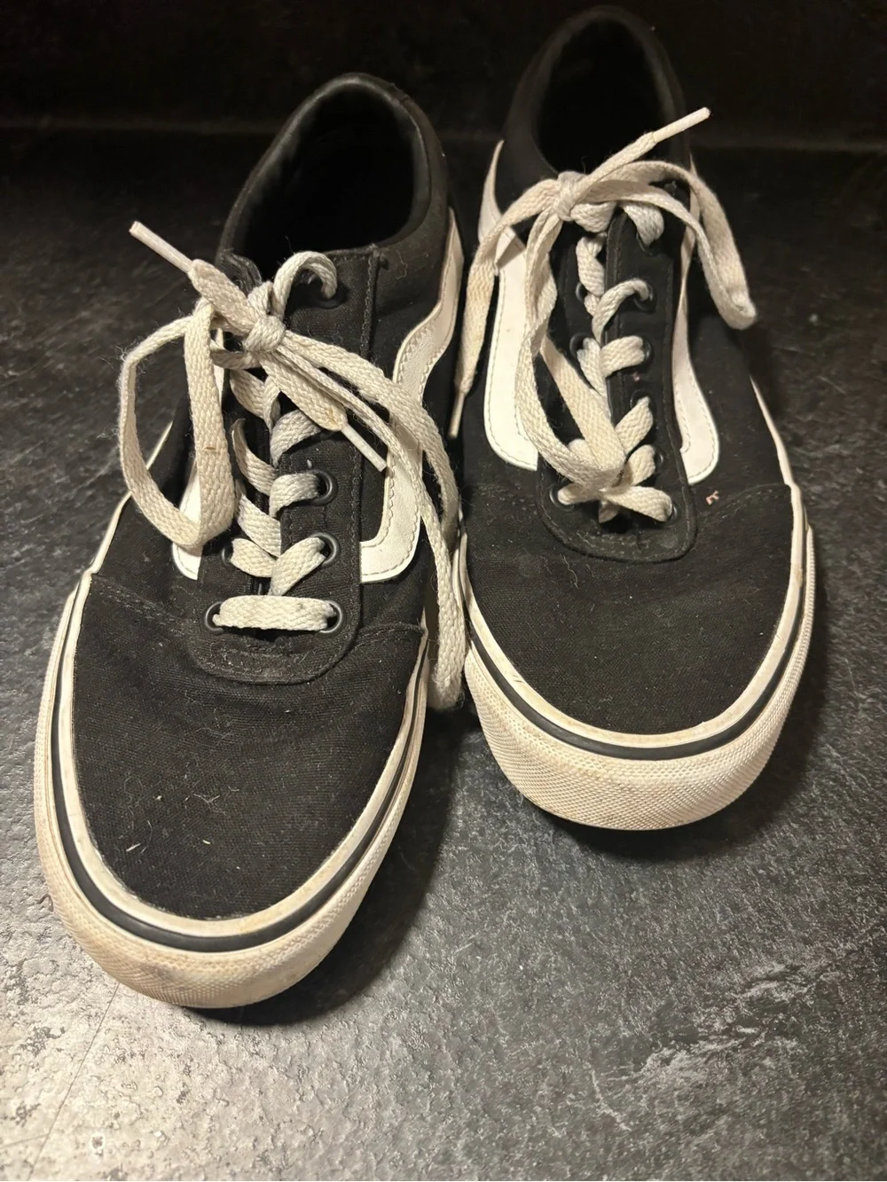 black and white Vans Ward low-top sneakers size 9